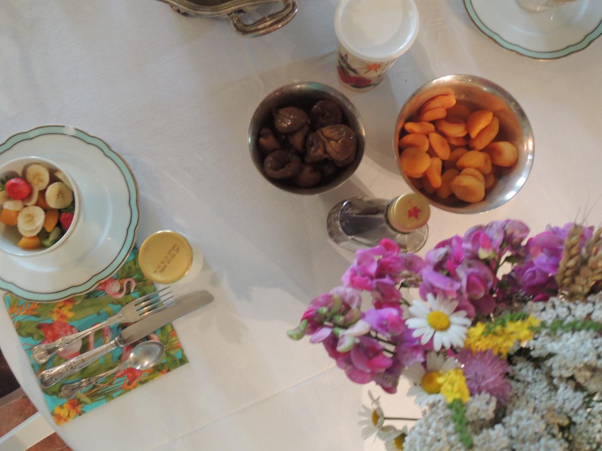 Maison D'Hotes "Les Volets Verts" Et Sa Brocante Ecueille Esterno foto